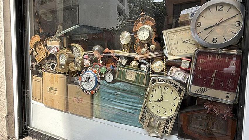 Çocukken başladığı mesleğe 68 yılını verdi! İğne deliğinden zamanı geçiren adam...