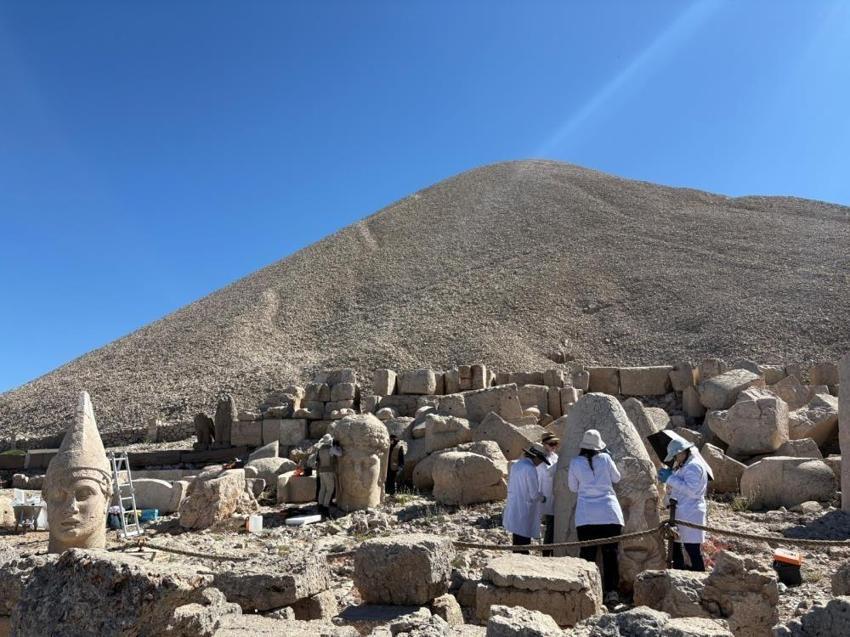 Nemrut'un dev heykellerine nanoteknolojik çözeltili koruma: 5 yıl sürecek