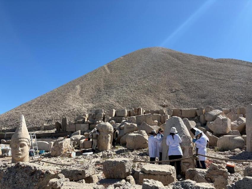 Nemrut'un dev heykellerine nanoteknolojik çözeltili koruma: 5 yıl sürecek