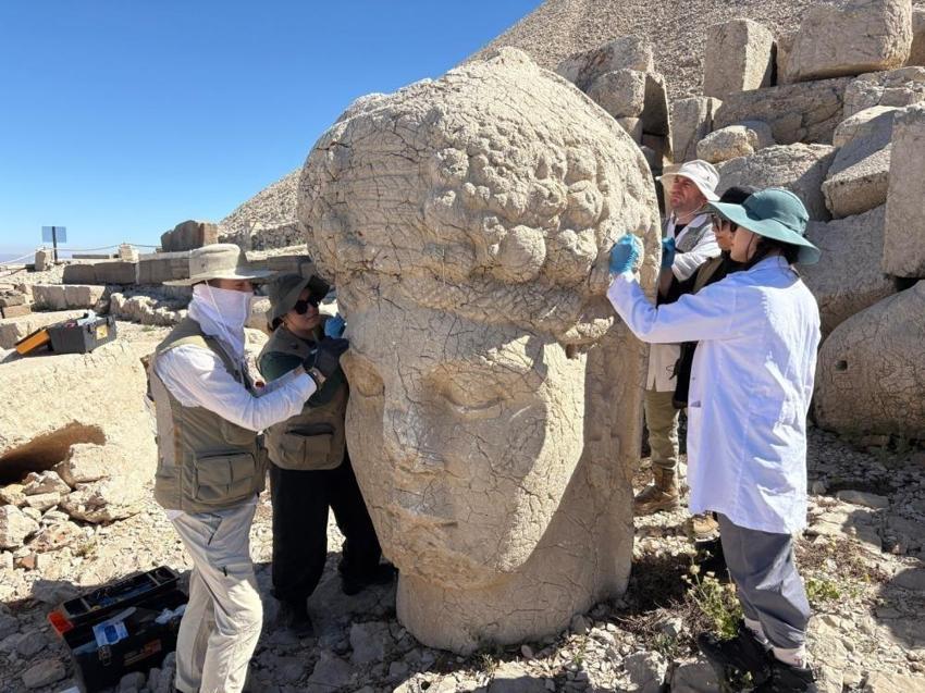Nemrut'un dev heykellerine nanoteknolojik çözeltili koruma: 5 yıl sürecek
