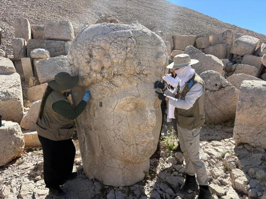Nemrut'un dev heykellerine nanoteknolojik çözeltili koruma: 5 yıl sürecek
