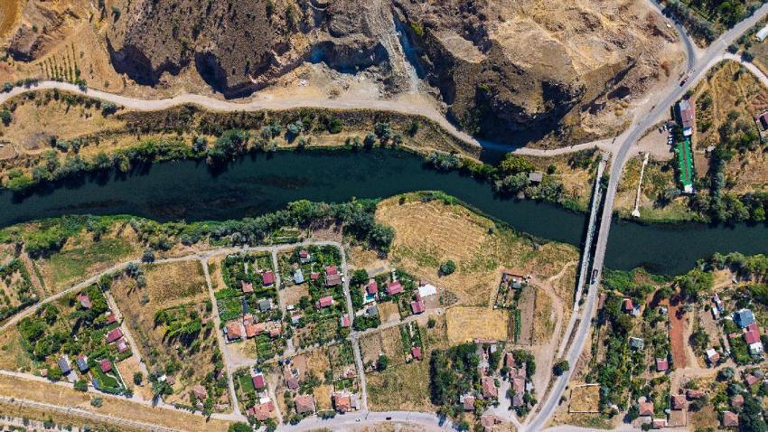 Türkiye'nin en uzun nehri Kızılırmak hareketlendi: Valilik uyarmıştı, barajlardaki su bırakılınca seviye yükseldi