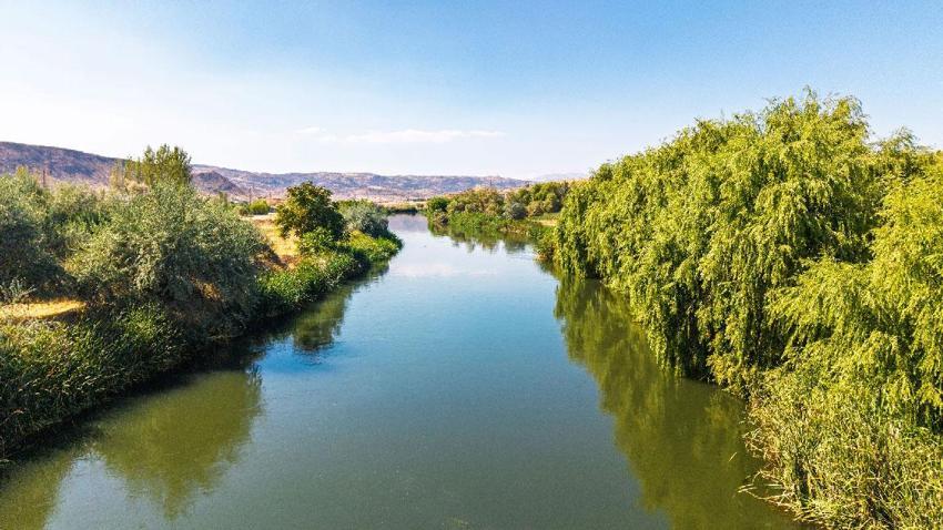 Türkiye'nin en uzun nehri Kızılırmak hareketlendi: Valilik uyarmıştı, barajlardaki su bırakılınca seviye yükseldi