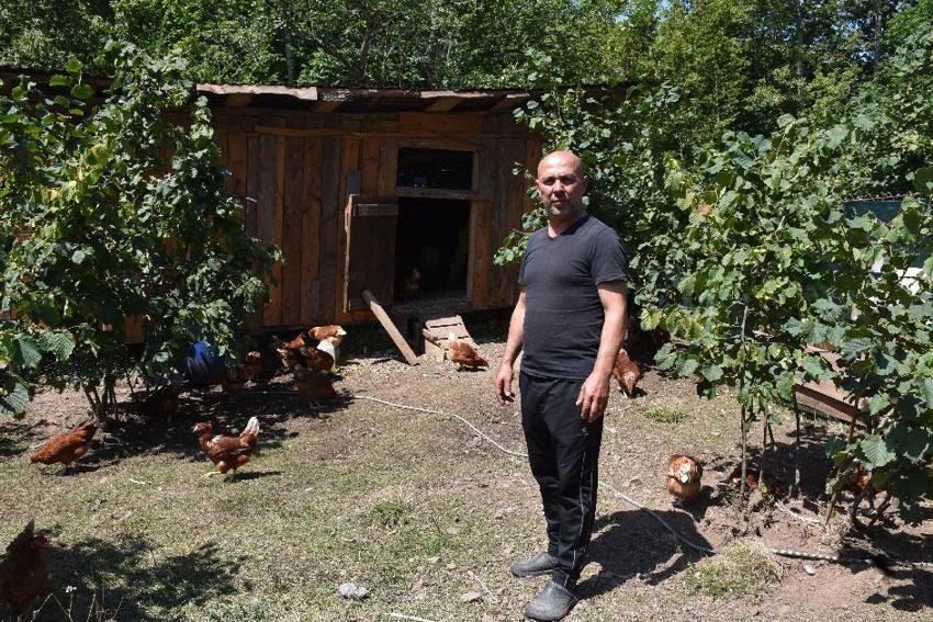 Dükkanını kapatıp köyüne döndü, hobi olarak başladığı tavukçulukta müşterilere yetişemiyor