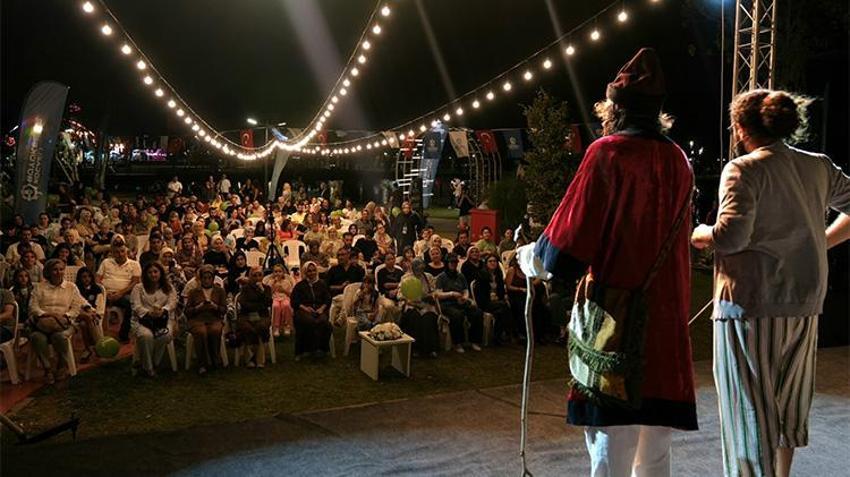 Kocaeli'de kitap kokusu tiyatro alkışıyla buluştu: Kütüphanede sanat dolu yaz akşamı