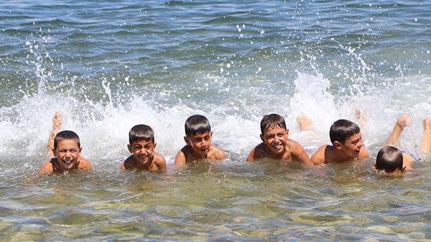 Görenler boyalı sanıyor: Van Gölü'nün suyu çocukları doğal sarışına çeviriyor!