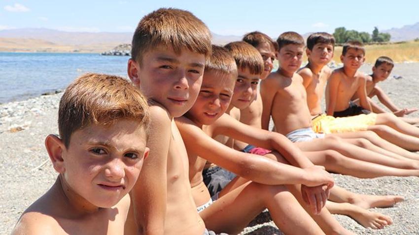 Görenler boyalı sanıyor: Van Gölü'nün suyu çocukları doğal sarışına çeviriyor!