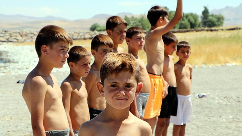Görenler boyalı sanıyor: Van Gölü'nün suyu çocukları doğal sarışına çeviriyor!