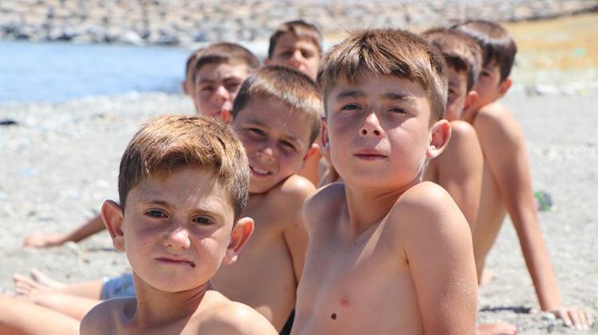 Görenler boyalı sanıyor: Van Gölü'nün suyu çocukları doğal sarışına çeviriyor!