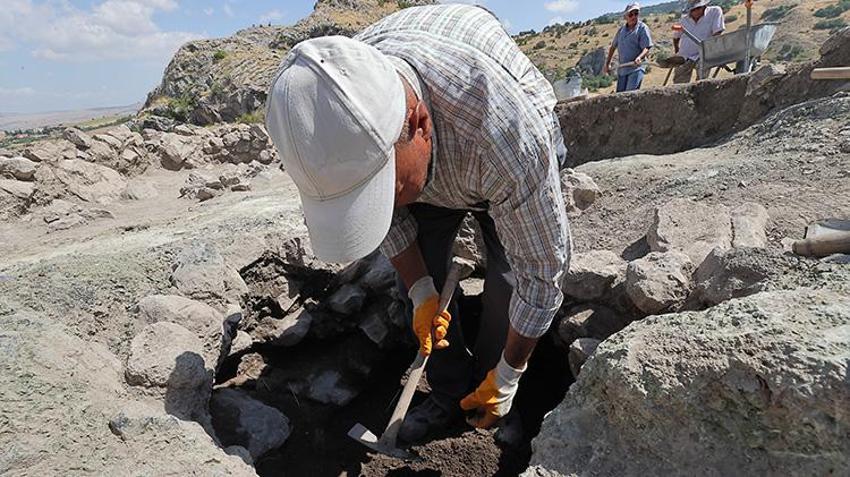 Hattuşa'nın gizli kahramanı: 15 yaşında kazma vurdu, 51 yıldır tarihi gün yüzüne çıkarıyor!