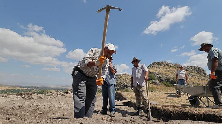 Hattuşa'nın gizli kahramanı: 15 yaşında kazma vurdu, 51 yıldır tarihi gün yüzüne çıkarıyor!
