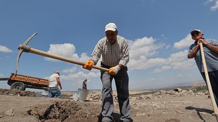 Hattuşa'nın gizli kahramanı: 15 yaşında kazma vurdu, 51 yıldır tarihi gün yüzüne çıkarıyor!