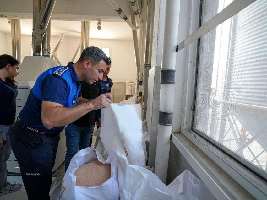 Mersin'de şoke eden görüntüler: Un fabrikasında 30 ton böceklenmiş bozuk un ele geçirildi