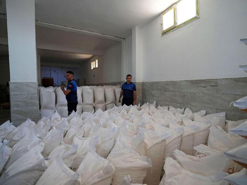 Mersin'de şoke eden görüntüler: Un fabrikasında 30 ton böceklenmiş bozuk un ele geçirildi
