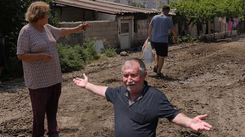 Adana'da mahalleli isyan etti: Artık yeter, evde duramıyoruz