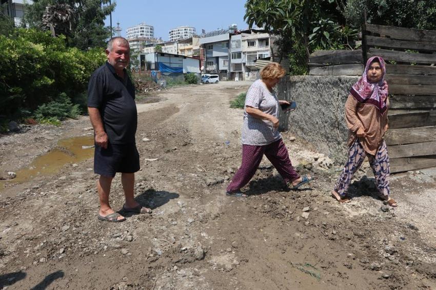 Adana'da mahalleli isyan etti: Artık yeter, evde duramıyoruz