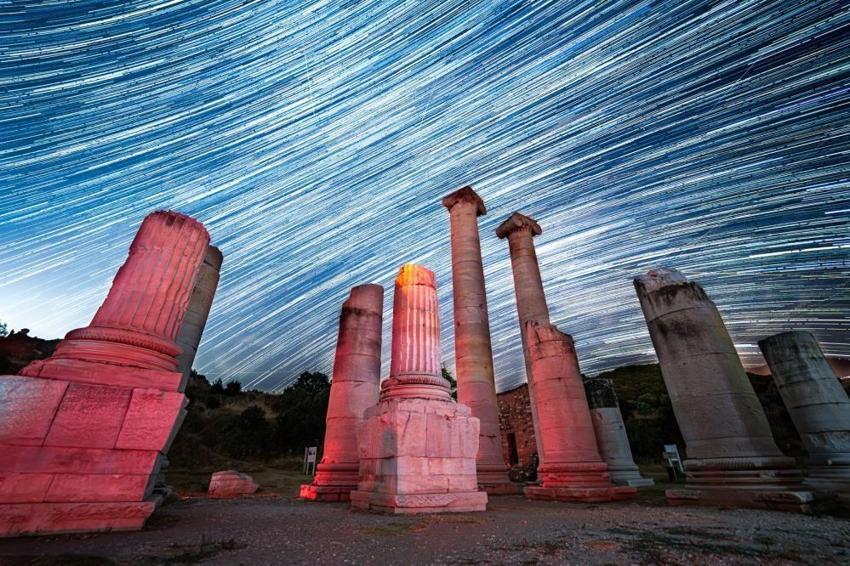 Bin yıllık sütunlar yıldızlarla dans ediyor: Artemis Tapınağı üzerinde samanyolu şöleni!