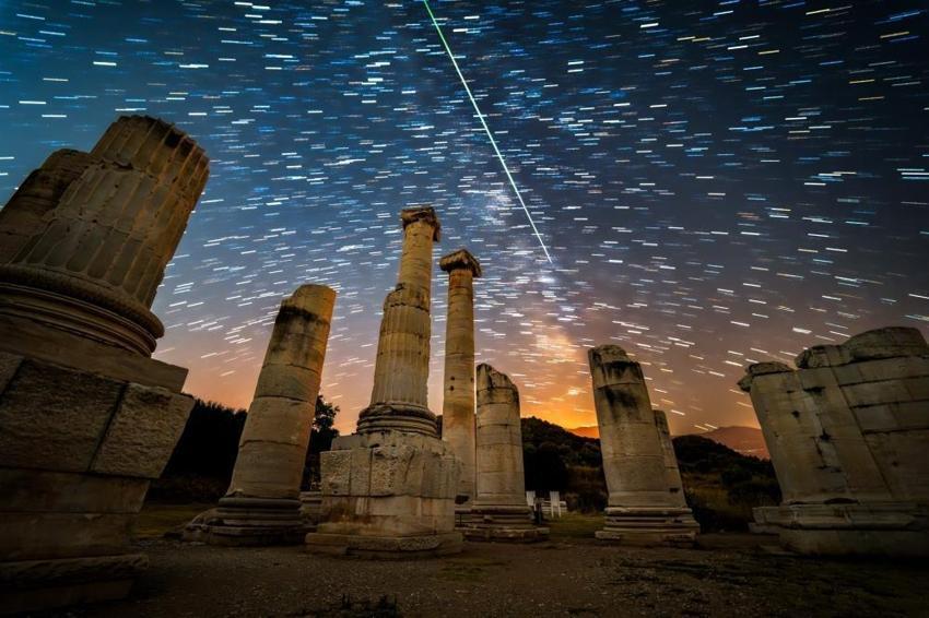 Bin yıllık sütunlar yıldızlarla dans ediyor: Artemis Tapınağı üzerinde samanyolu şöleni!