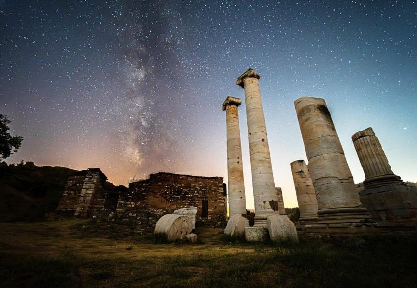 Bin yıllık sütunlar yıldızlarla dans ediyor: Artemis Tapınağı üzerinde samanyolu şöleni!