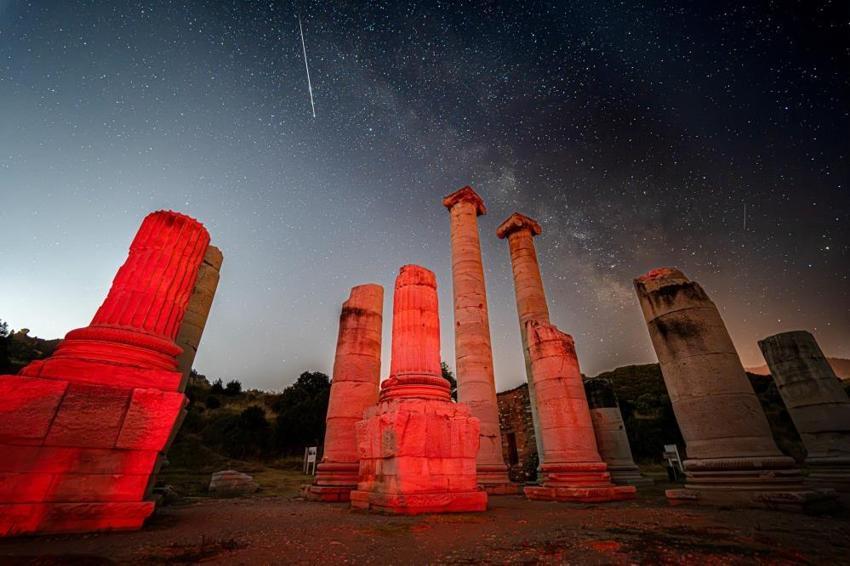 Bin yıllık sütunlar yıldızlarla dans ediyor: Artemis Tapınağı üzerinde samanyolu şöleni!