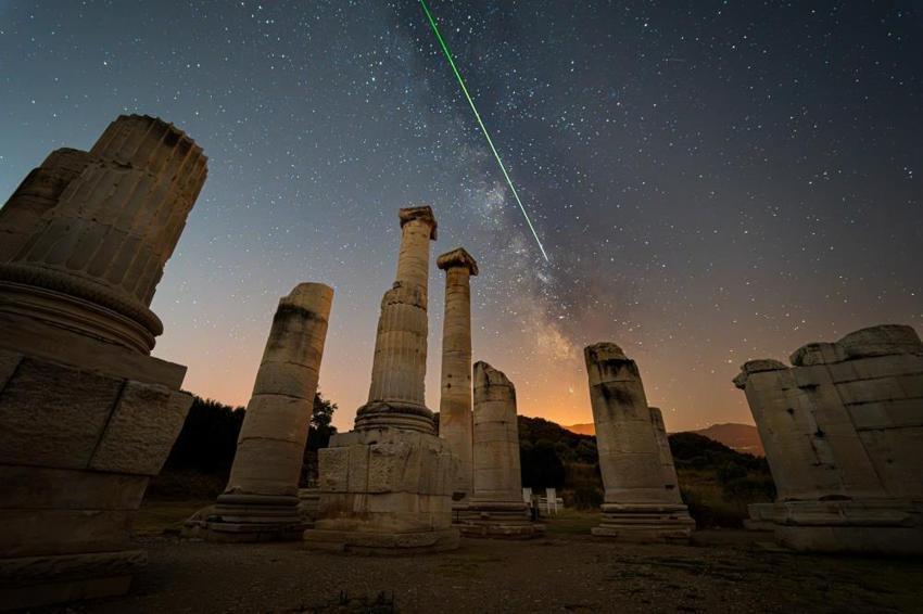 Bin yıllık sütunlar yıldızlarla dans ediyor: Artemis Tapınağı üzerinde samanyolu şöleni!