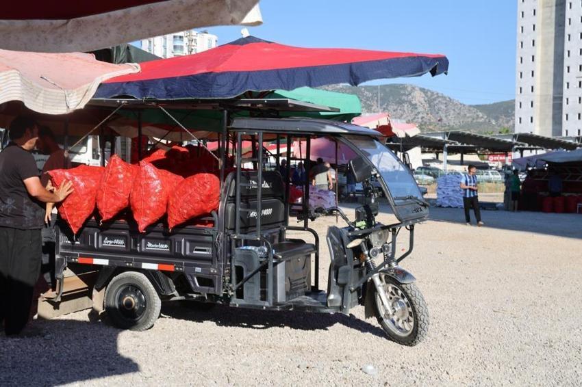 Çukurova'da kışlık salça mesaisi başladı: Yüzlerce kilo biberi böyle taşıdılar!