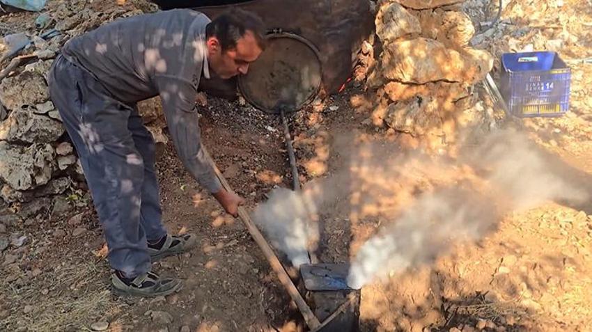 Antalya'da atalarından kalan yöntemle üretiliyor: Kurumuş ağaç kökleri şifa ve para kaynağı oldu! Kilosu 1000 lira