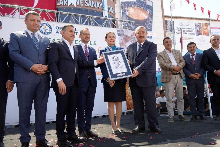 Dünya rekoru Kelkit’te tek kazanda 6 bin 840 litre kuru fasulyeyle kırıldı