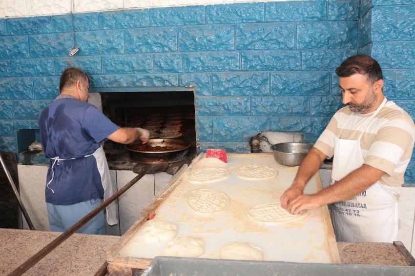 Türkiye'nin en sıcak ilçelerinden Cizre'de termometreler 55 dereceyi buldu! Fırın ustaları 80 derecede ekmek üretiyor