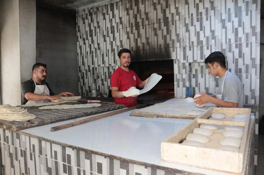 Türkiye'nin en sıcak ilçelerinden Cizre'de termometreler 55 dereceyi buldu! Fırın ustaları 80 derecede ekmek üretiyor