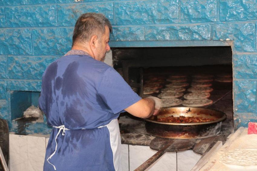 Türkiye'nin en sıcak ilçelerinden Cizre'de termometreler 55 dereceyi buldu! Fırın ustaları 80 derecede ekmek üretiyor