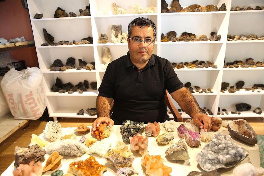 Ayağına takılan taş hayatını değiştirdi! Koleksiyonu için Arjantin, Belçika, Fransa, İngiltere ve Romanya sırada