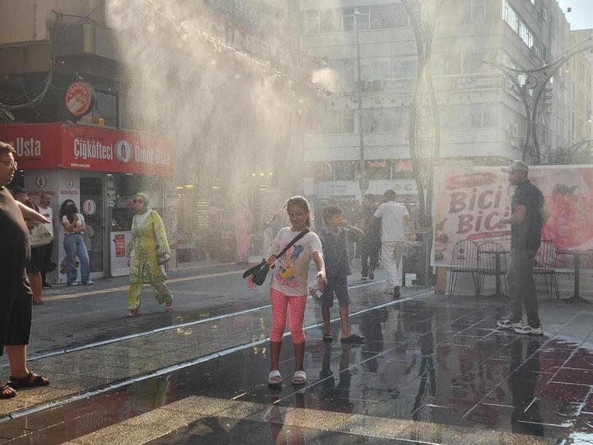 Esnaf kurdu, çocuklar sevindi: Hatay'da kurulan sistem serinletiyor