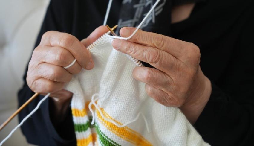Bir rüya gördü, çocuklar için örmeye başladı: Kırıkkale'de 88 yaşında devam ediyor