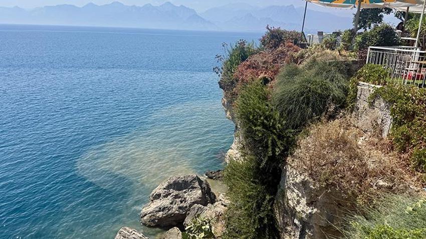 Antalya'da arıza sebebiyle denize karışan su denizin rengini değiştirdi: Kokudan insanlar yakınından bile geçemiyor!