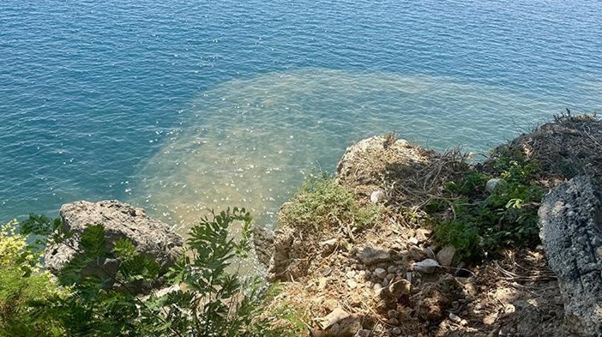 Antalya'da arıza sebebiyle denize karışan su denizin rengini değiştirdi: Kokudan insanlar yakınından bile geçemiyor!