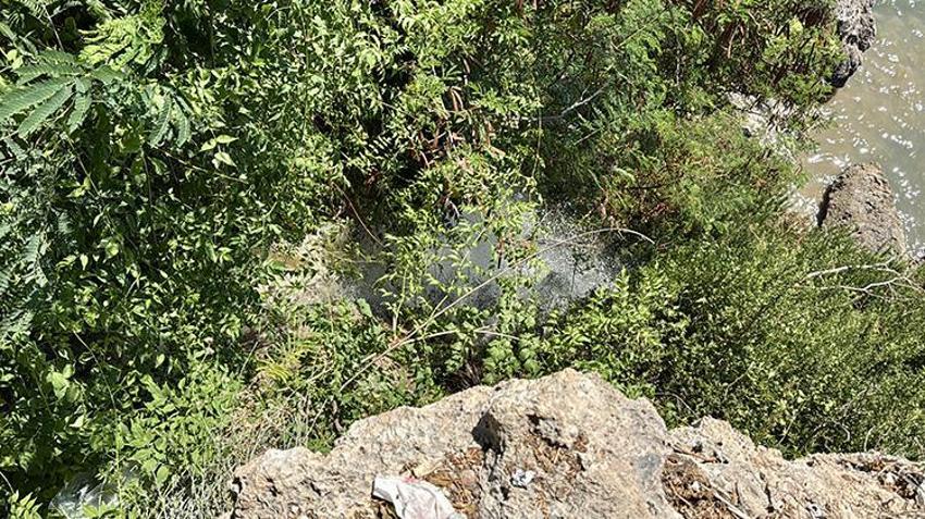 Antalya'da arıza sebebiyle denize karışan su denizin rengini değiştirdi: Kokudan insanlar yakınından bile geçemiyor!