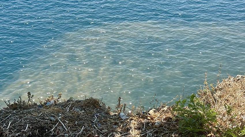 Antalya'da arıza sebebiyle denize karışan su denizin rengini değiştirdi: Kokudan insanlar yakınından bile geçemiyor!