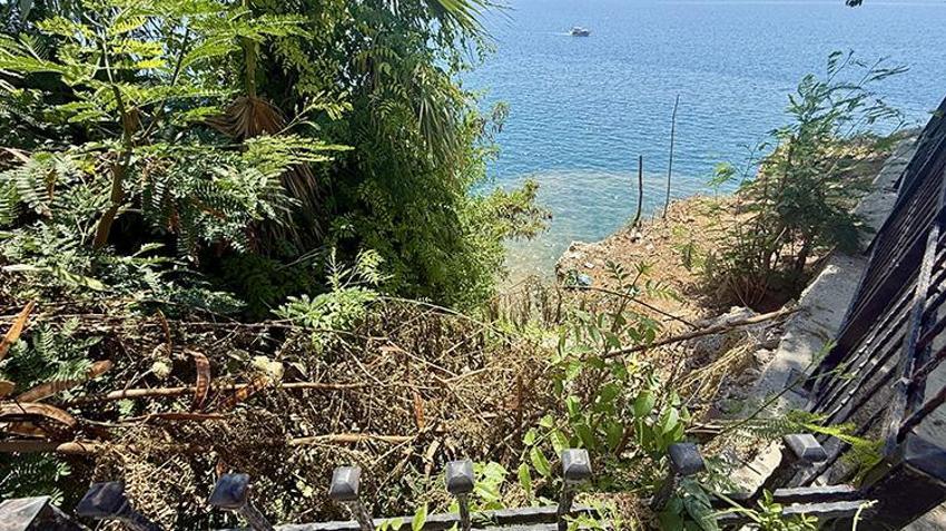 Antalya'da arıza sebebiyle denize karışan su denizin rengini değiştirdi: Kokudan insanlar yakınından bile geçemiyor!