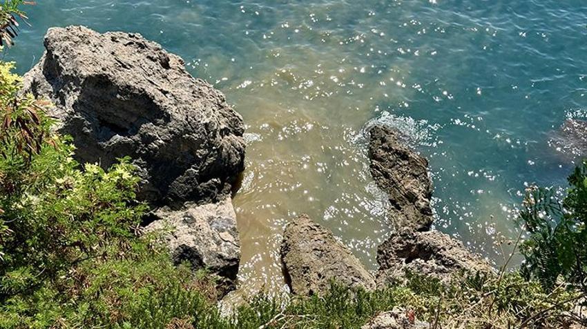 Antalya'da arıza sebebiyle denize karışan su denizin rengini değiştirdi: Kokudan insanlar yakınından bile geçemiyor!
