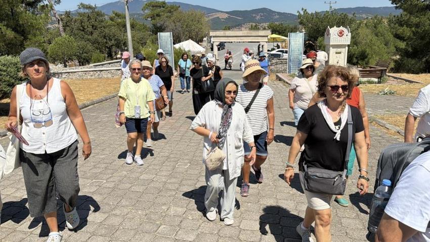 Turistler oraya akın etti! Hem hasat yaptılar hem de tarihi yerleri keşfettiler