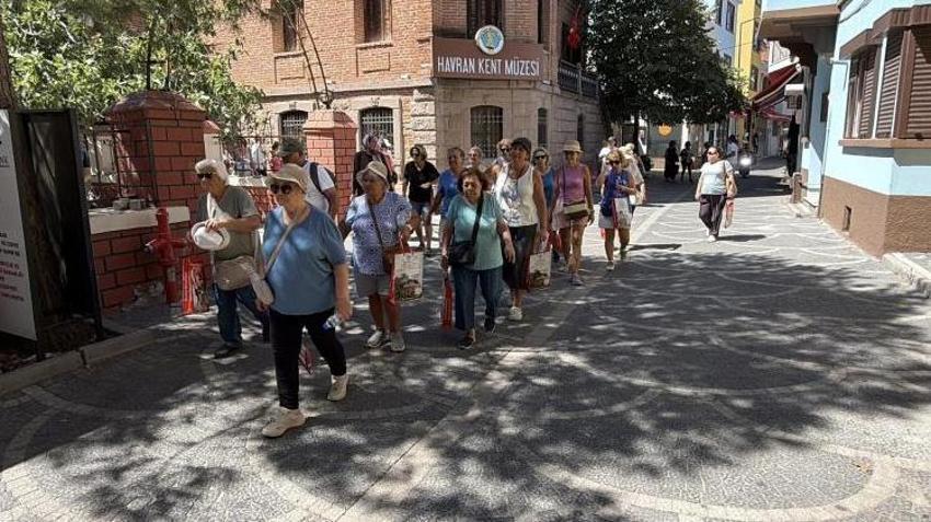 Turistler oraya akın etti! Hem hasat yaptılar hem de tarihi yerleri keşfettiler