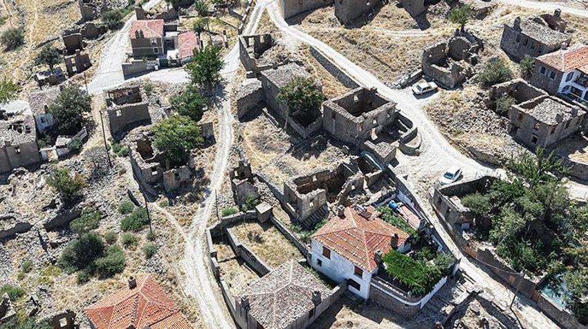 Gökçeada'da zamanın durduğu köy: 250 yıllık hayalet Dereköy havadan görüntülendi