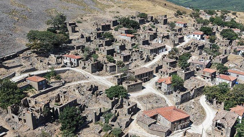 Gökçeada'da zamanın durduğu köy: 250 yıllık hayalet Dereköy havadan görüntülendi