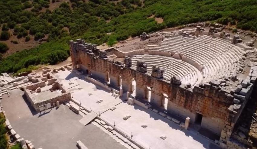 1950 yıllık hazine gün yüzüne çıktı: Roma İmparatoru Hadrianus ve eşi İmparatoriçe Sabina heykeli yeniden ayağa kaldırıldı