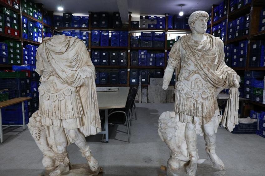 1950 yıllık hazine gün yüzüne çıktı: Roma İmparatoru Hadrianus ve eşi İmparatoriçe Sabina heykeli yeniden ayağa kaldırıldı