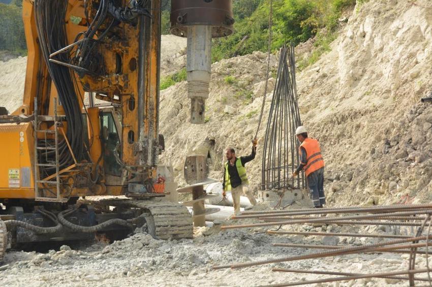 Şubat ayındaki heyelan yolu uçurmuştu! İç Anadolu bağlantı yolunda tarihi mesai! Çalışmaları hız kazandı: Yakında açılıyor