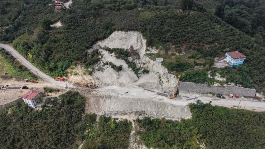 Şubat ayındaki heyelan yolu uçurmuştu! İç Anadolu bağlantı yolunda tarihi mesai! Çalışmaları hız kazandı: Yakında açılıyor