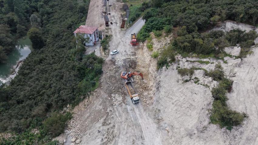 Şubat ayındaki heyelan yolu uçurmuştu! İç Anadolu bağlantı yolunda tarihi mesai! Çalışmaları hız kazandı: Yakında açılıyor