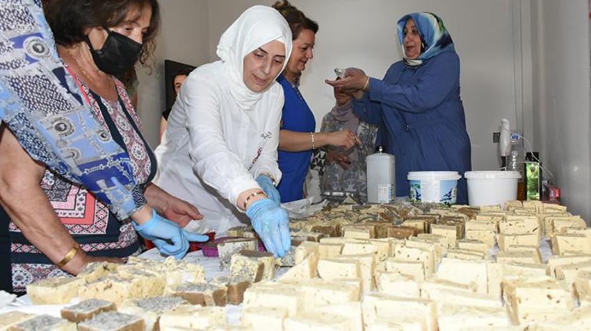 Kimse böyle değerlendirmiyordu! Evlerde biriktirdikleri atık yağlardan üretiyorlar